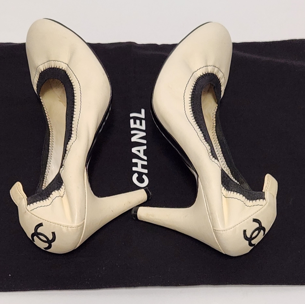 CHANEL Cream and Black CC Logo Kitten Heel Pumps - Picture 5 of 14